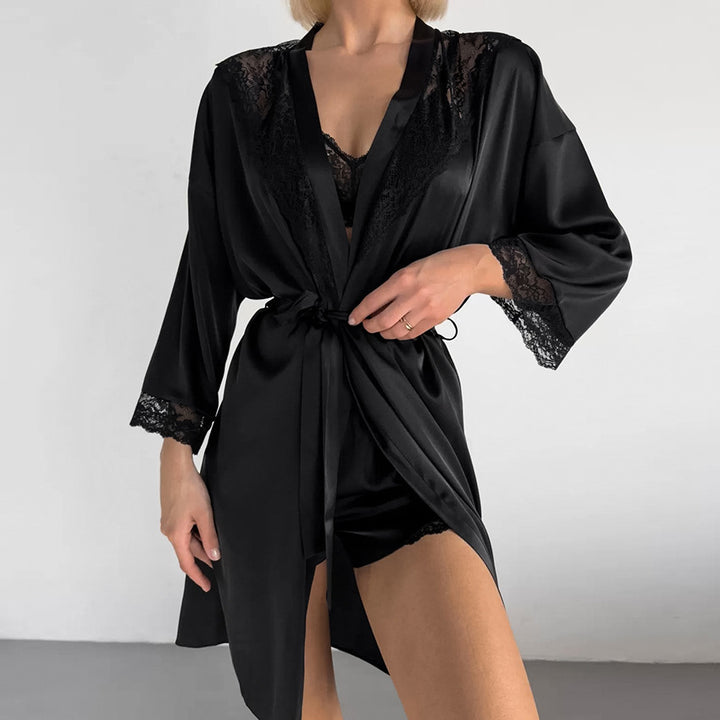 Dame satin morgenkåbe med elegante spidsdetaljer Stilla