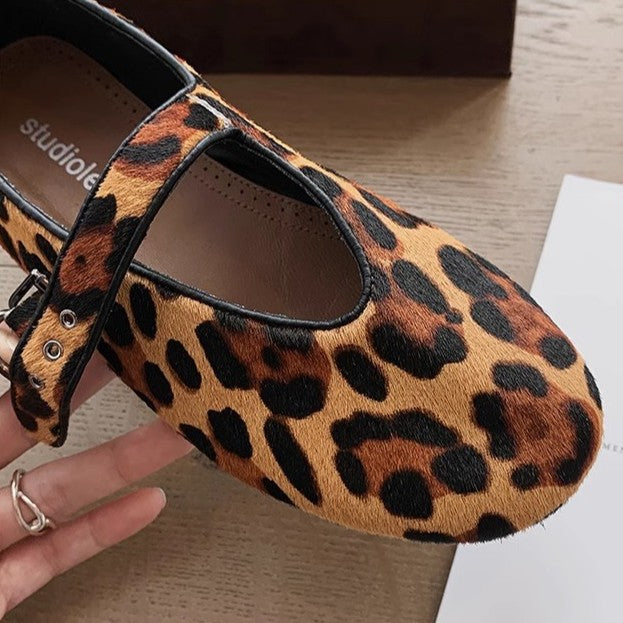 Dame ballerinaer med moderne leopardmønster og flot rem Stilla