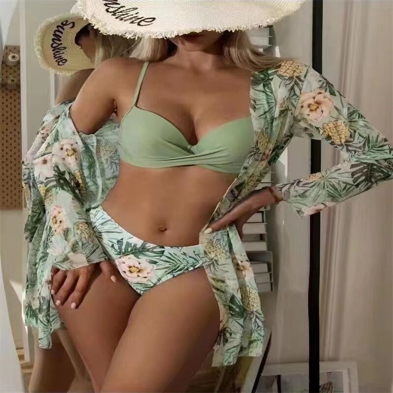Dame bikini-sæt med blomstercover-up skovae