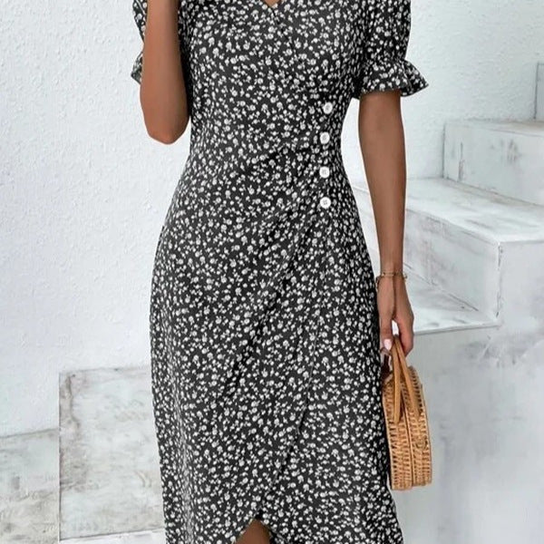Dame indpakningskjole med blomstermønster og korte pufærmer Stilla