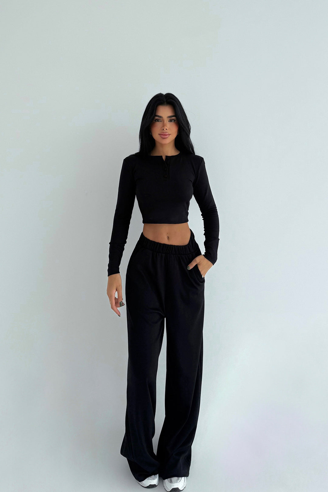 Kvindernes cropped top og brede bukser med knapdetaljer Skovae