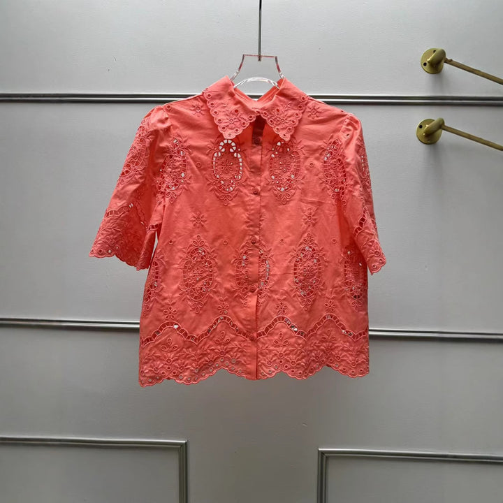 Damebluse med kunstnerisk hulmønster og elegant høj krave Stilla