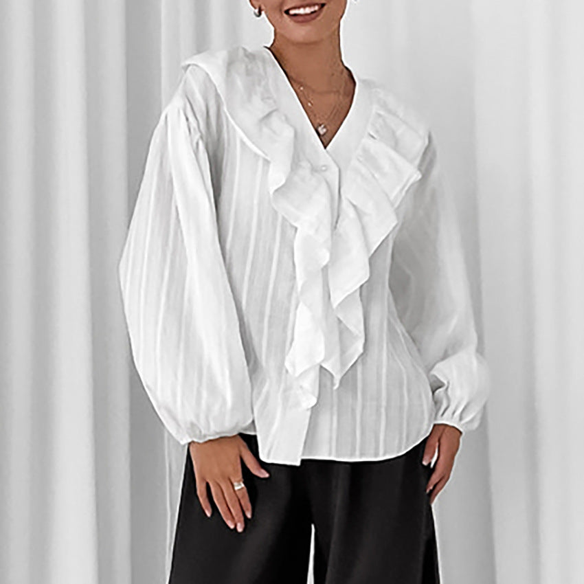 Damebluse med voluminøse flæser og elegant V-udskæring Stilla