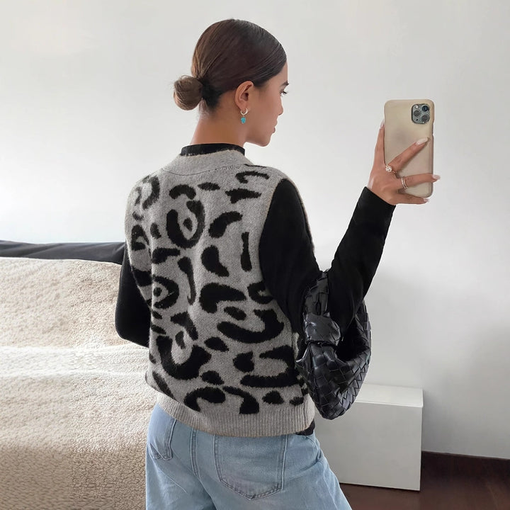 Dame strikket vest med elegant leopardmønster og knapper af høj kvalitet Stilla