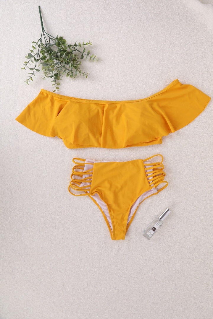 Dame bikini-sæt med voluminøs flæsedesign og elegante snøredetaljer Stilla