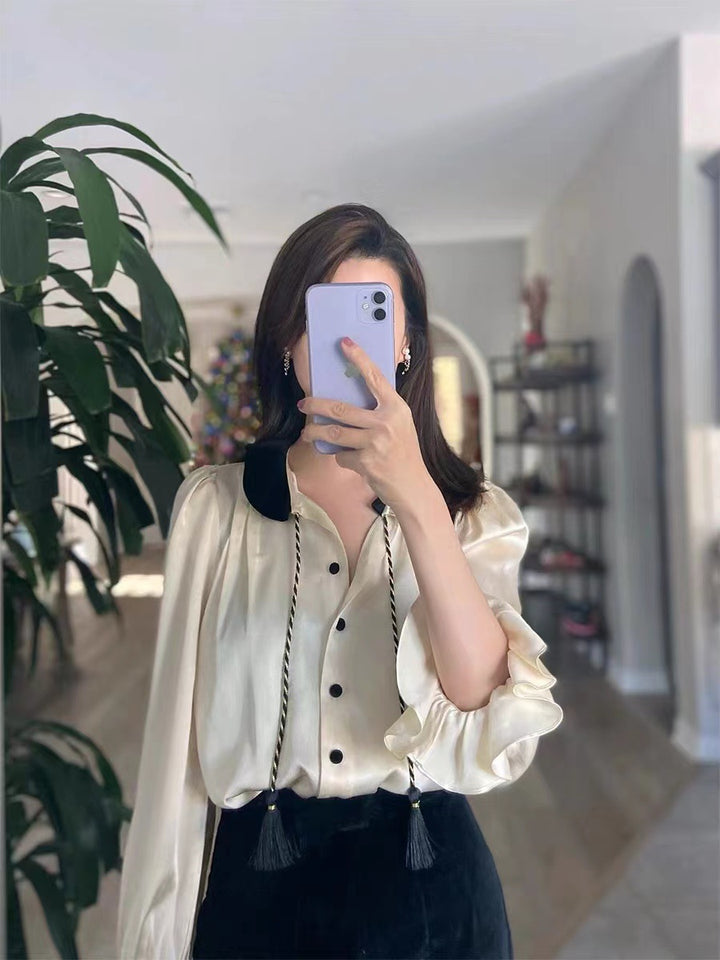 Damebluse med elegante draperinger og stilfulde knapdetaljer Stilla