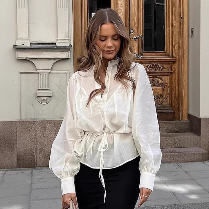 Damebluse med taljeret silhuet og elegant snøring Stilla
