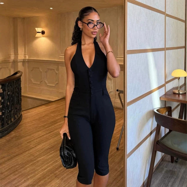Dame figursyet jumpsuit med elegant halterneck og knapliste Skovae
