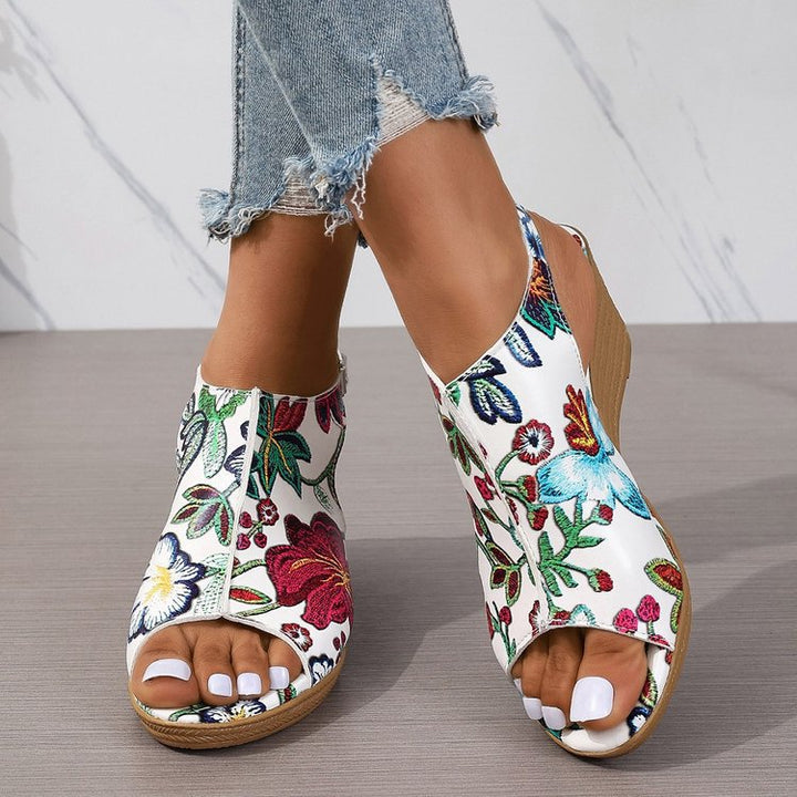 Dame sandaler med floralt spænde og kilehæl Stilla