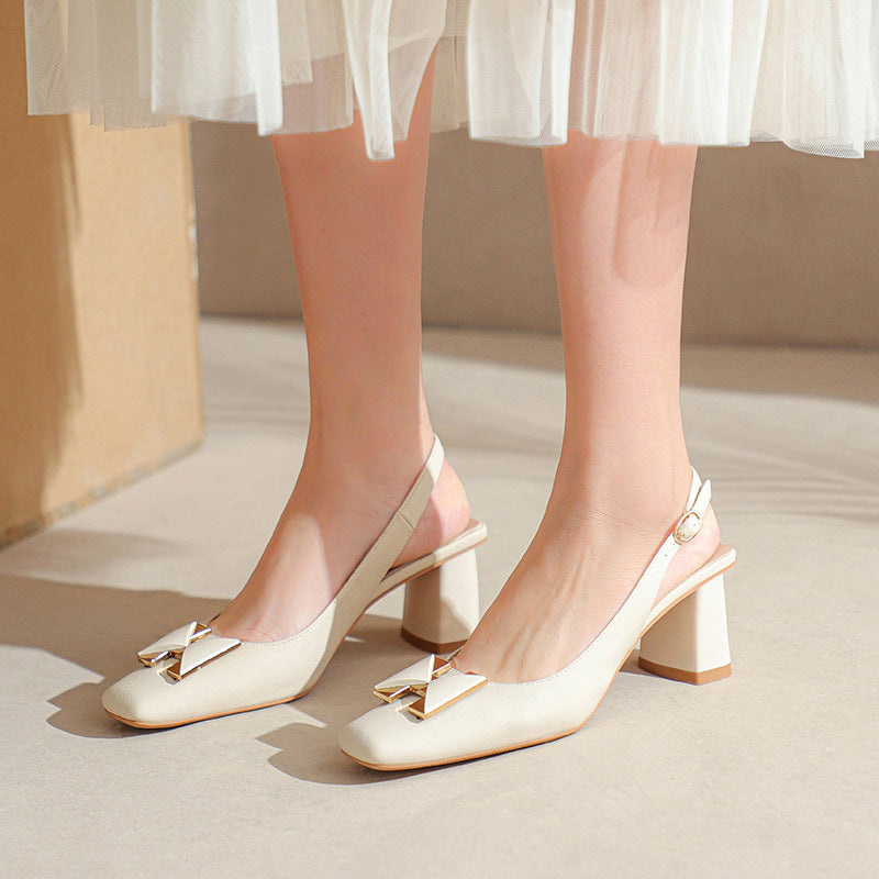 Dame Slingback-pumper med spids tå, blokhæl og poleret spænde-detail Stilla
