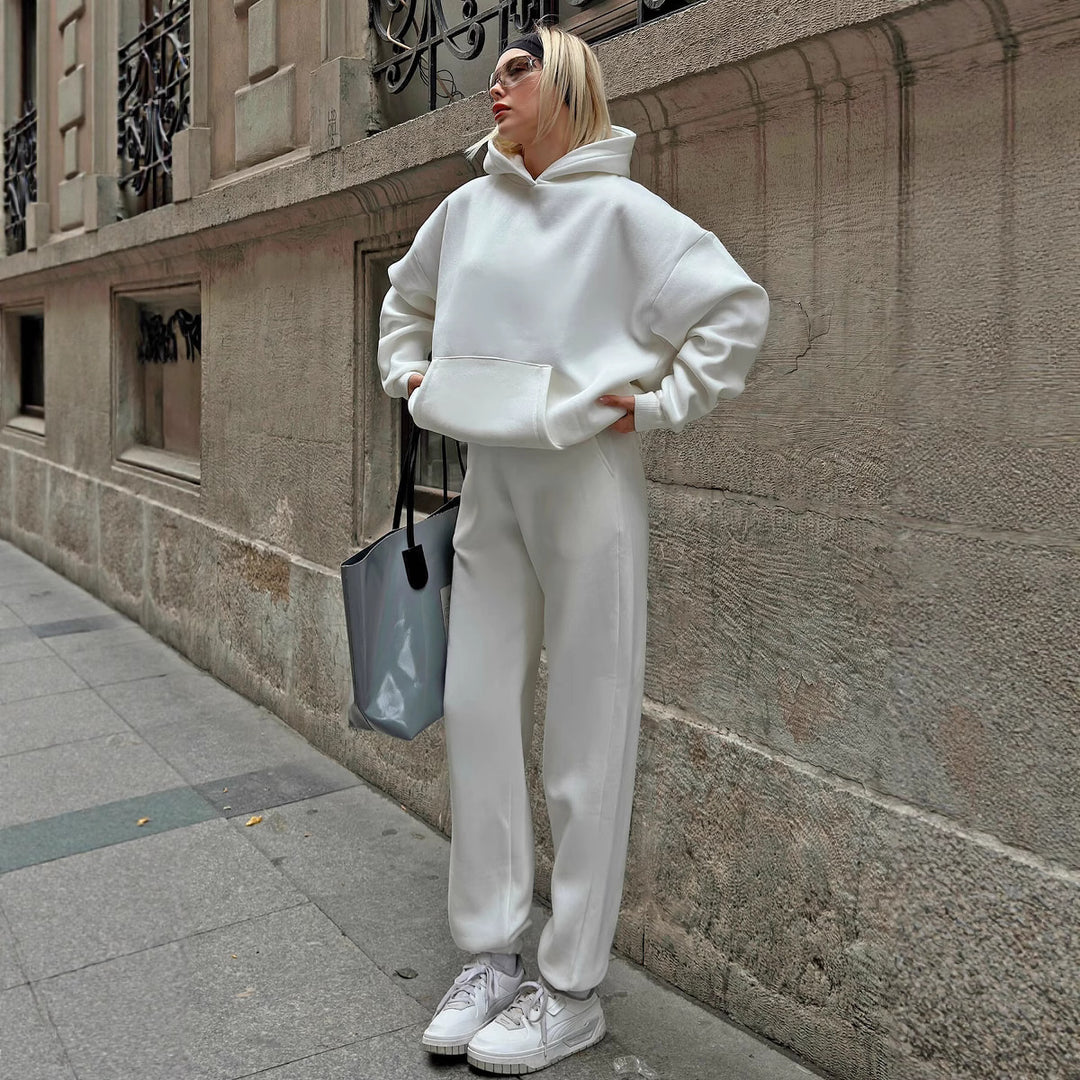 Kvindernes oversized hættetrøje og brede joggingbukser i afslappet look Skovae