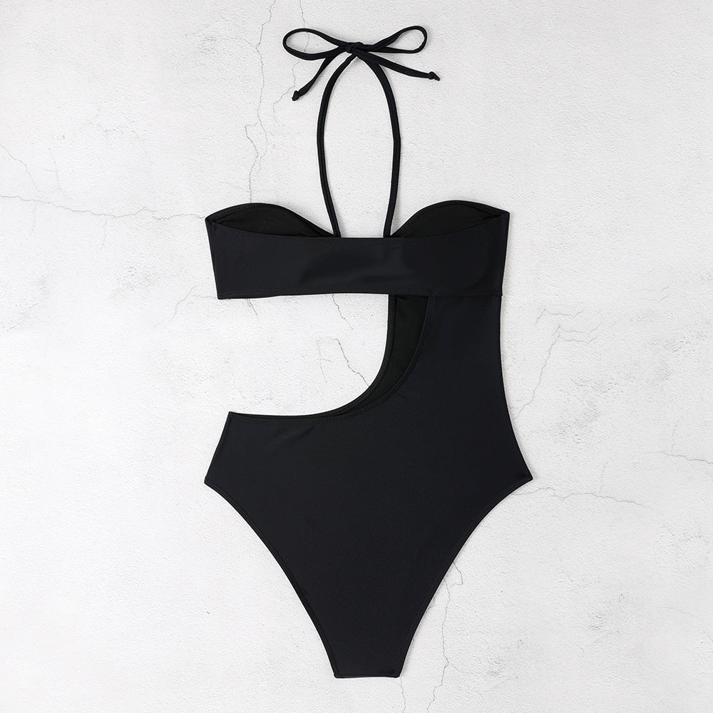 Dame én-dels badedragt med moderne cut-out design og dekorativ lukning Stilla