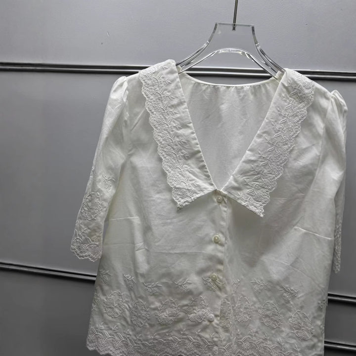 Damebluse med filigran blonde og elegant krave Stilla
