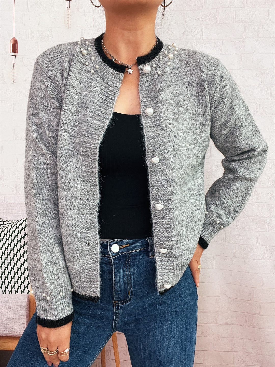 Damer elegant cardigan med dekorative knapdetaljer og perleudsmykninger Stilla