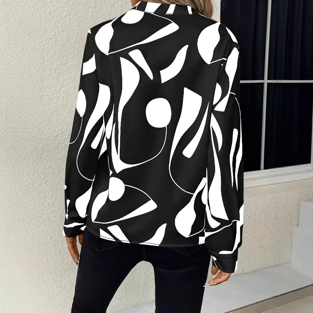 Damebluse med moderne grafisk design og afslappet pasform Stilla
