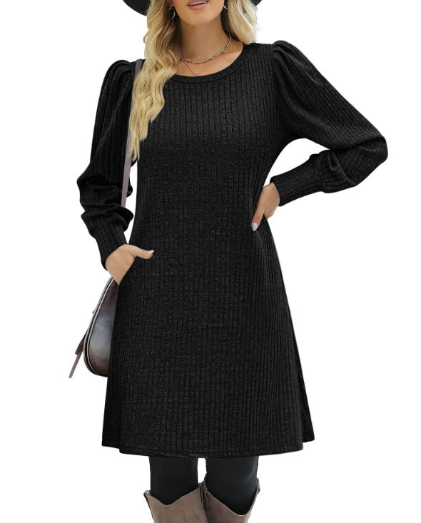 Kvinders sweaterkjole med afslappet ribstrik og elegante pufærmer Stilla