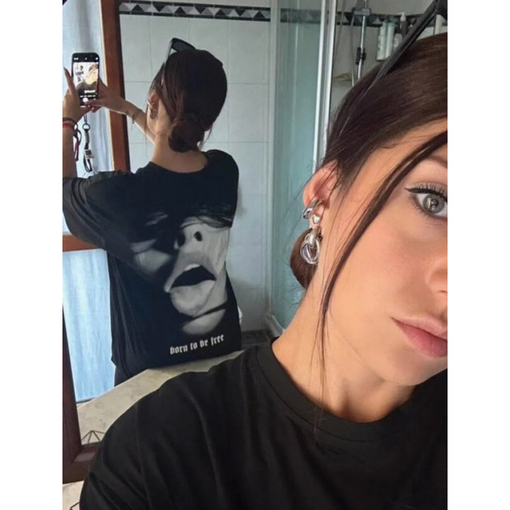 Dame T-shirt med unikt, provokerende fototryk Stilla