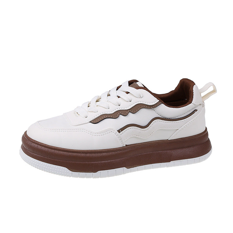Dame Plateau-Sneakers i moderne design med stitched overfladestruktur og støddæmpende sål Stilla