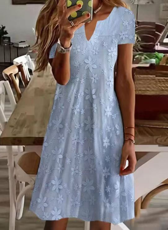 Damer knælang A-linje dress i bomuldsblanding med broderet overlay, korte ærmer og V-udskæring Skovae
