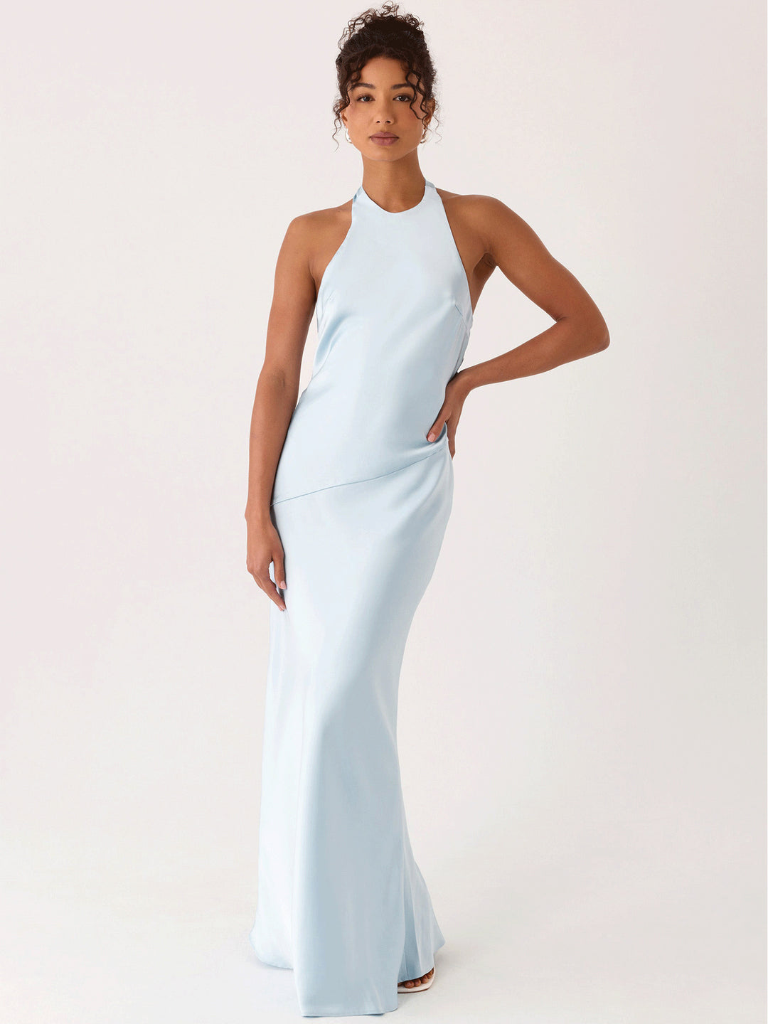Kvinders elegante aftenkjole med chic halterneck-design og flydende stof