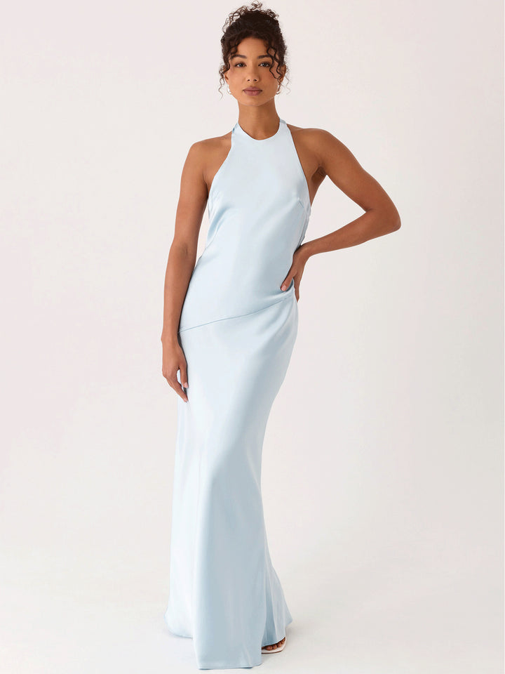 Kvinders elegante aftenkjole med chic halterneck-design og flydende stof