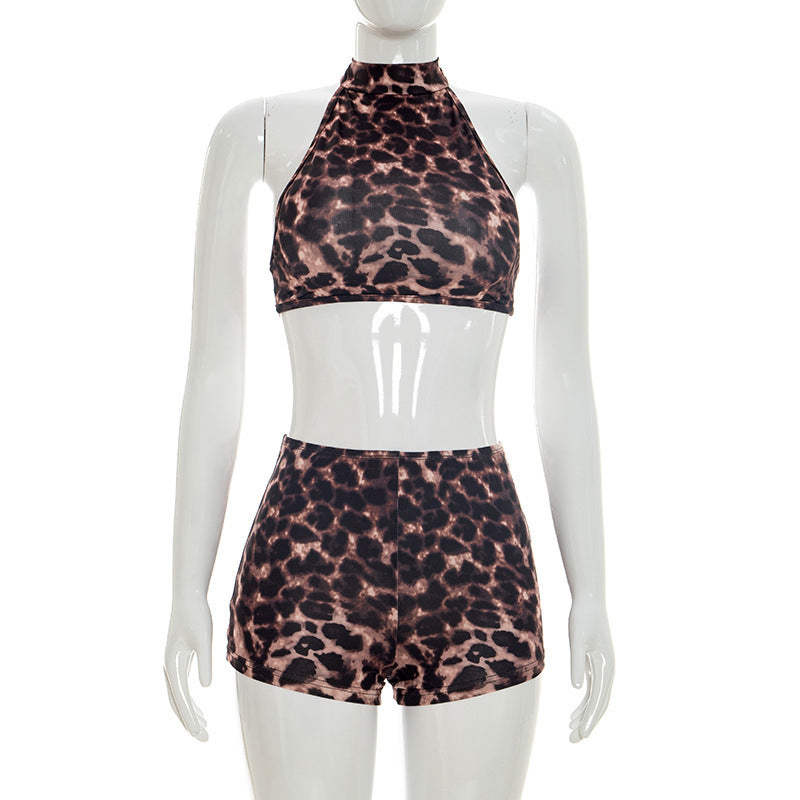 Damen Sportliches Bikiniset mit hochgeschlossenem Oberteil und figurbetonten Shorts Skovae