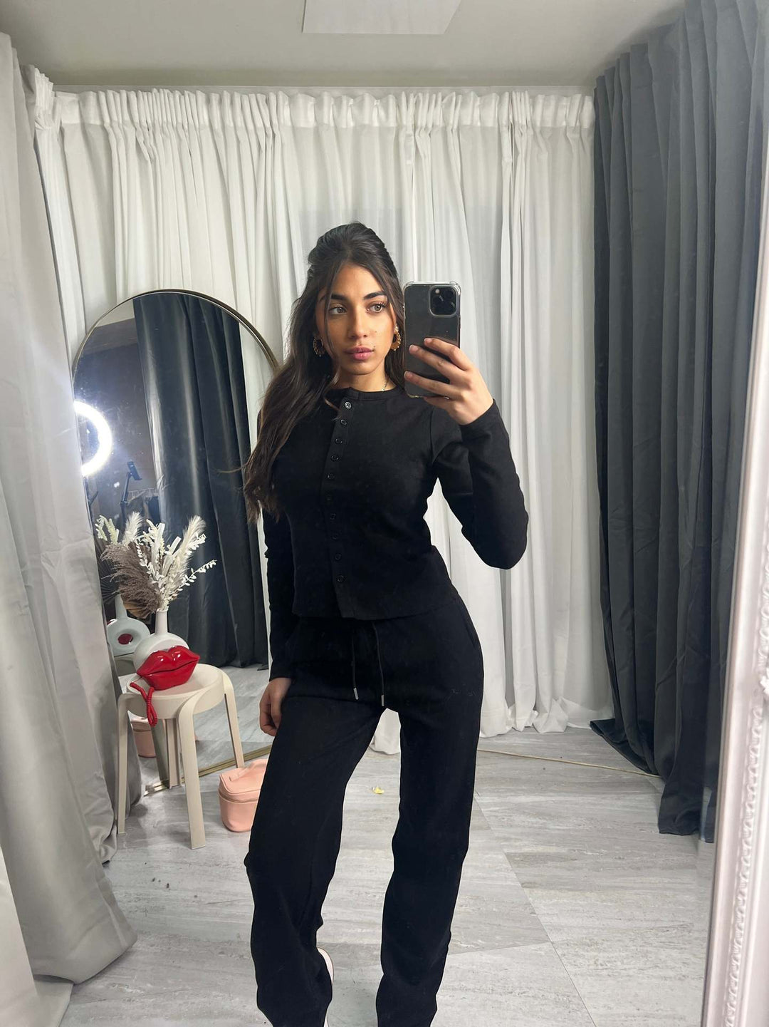 Kvindernes hyggelige strik jumpsuit med knapdetaljer og elegant design Skovae