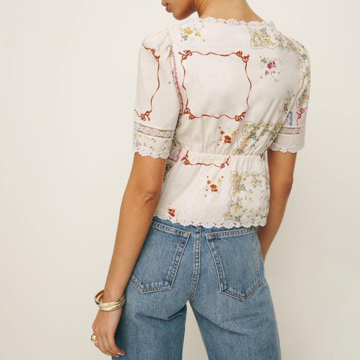 Dame bluse top med blomsteraccent og blonde dekorationer Skovae