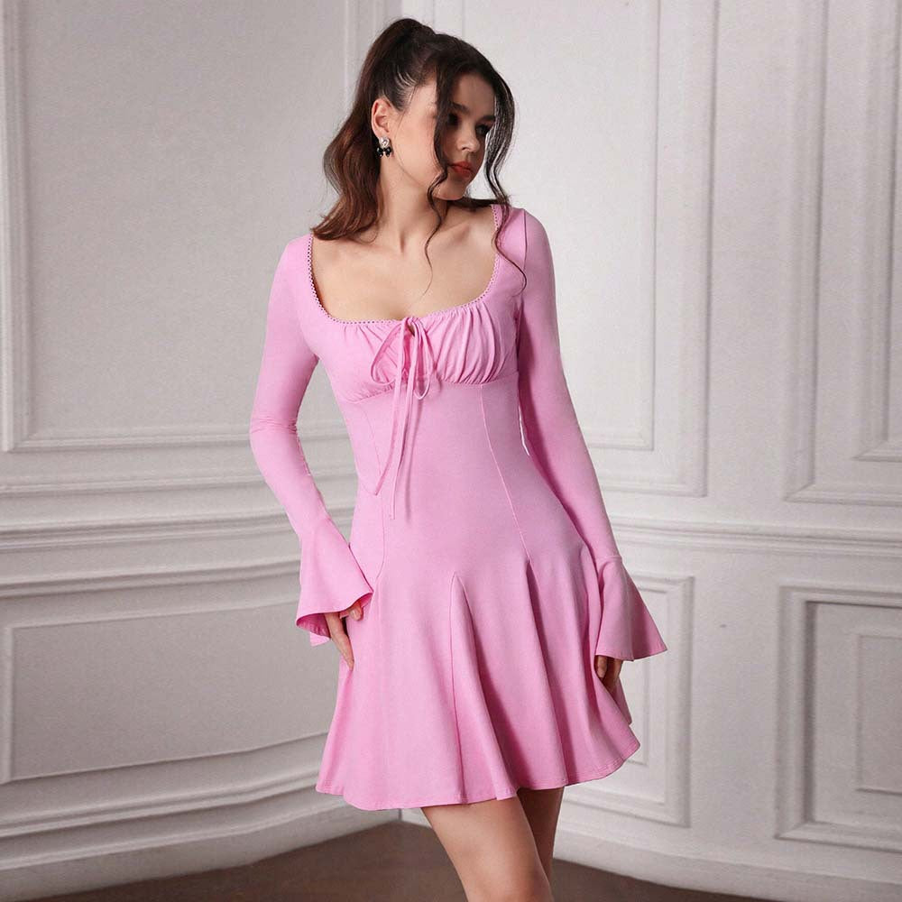 Kvindekjole med dyb udskæring og elegante flæseærmer Stilla