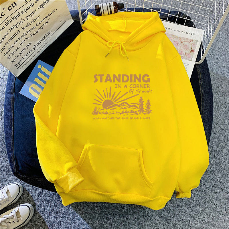 Kvinders hoodie med inspirerende landskabsdesign Skovae