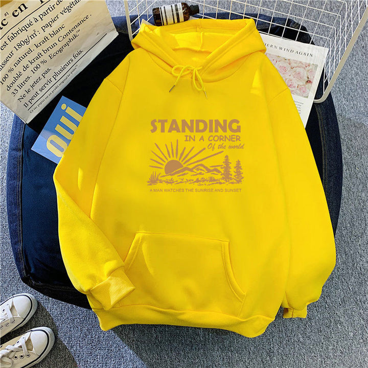 Kvinders hoodie med inspirerende landskabsdesign Skovae