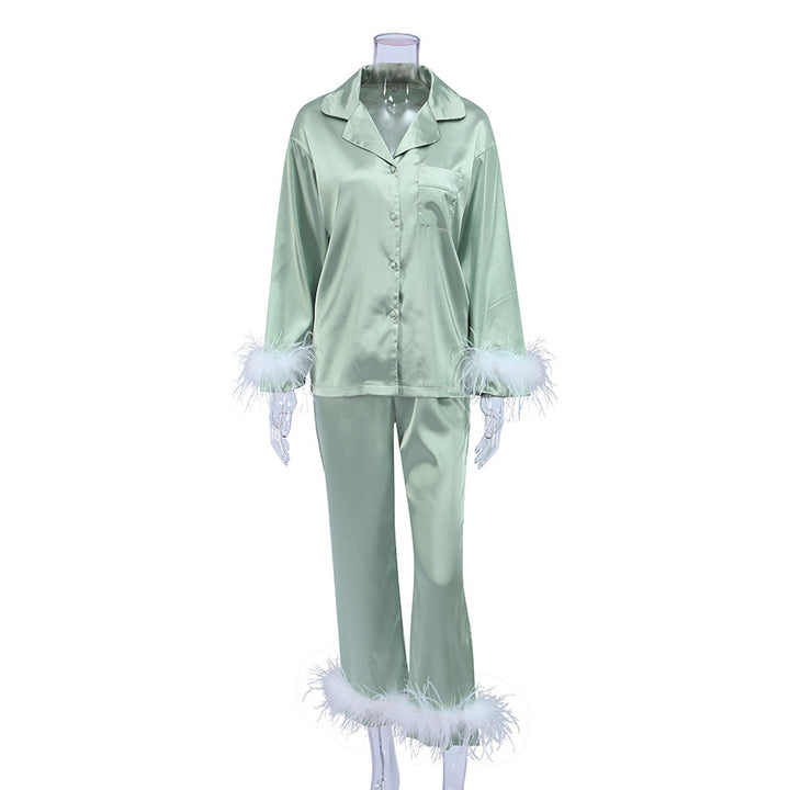 Dame Satin pyjamas med elegante fjerdetaljer Stilla
