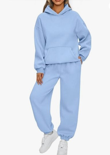 Kvindernes komfortable hoodie sæt lavet af materiale af høj kvalitet med praktiske lommer Skovae