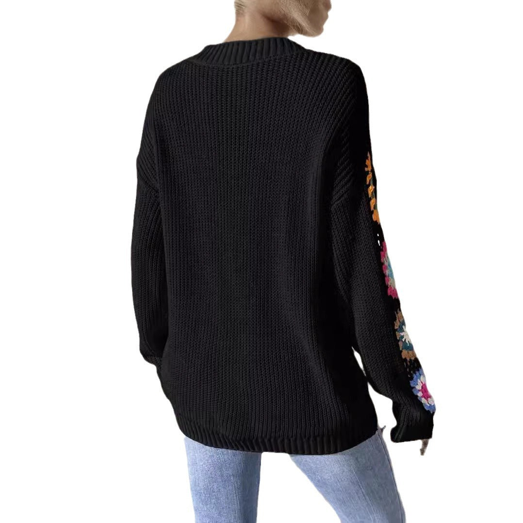 Dame mode strikket sweater med unik skæring og kreative hæklede motiver Stilla