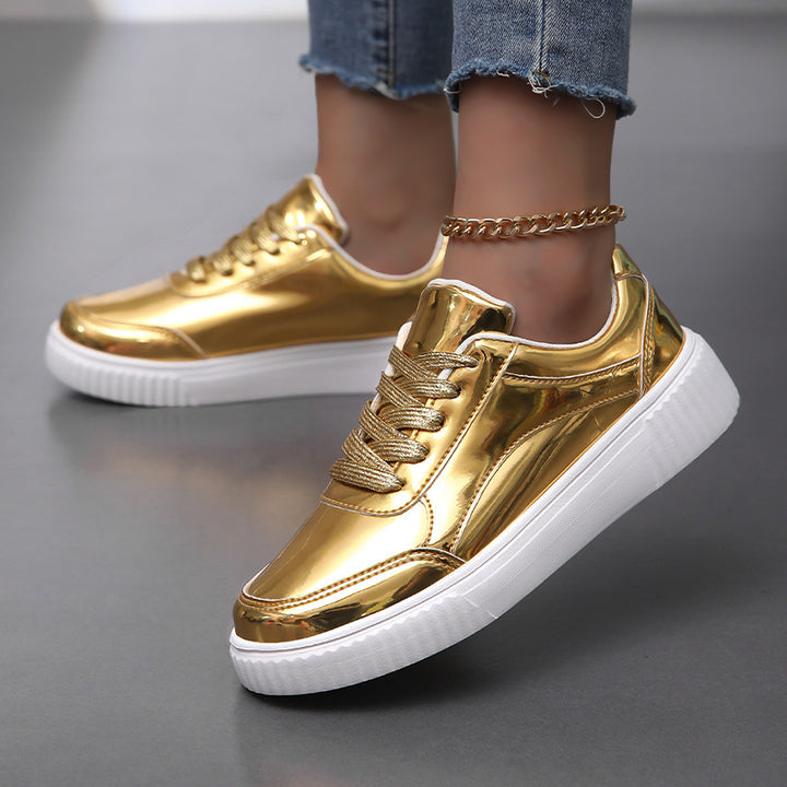 Dame nan lavt skåret sneakers med spejlende lakoverflade, polstret skaft og forhøjet sål med rillemønster Skovae