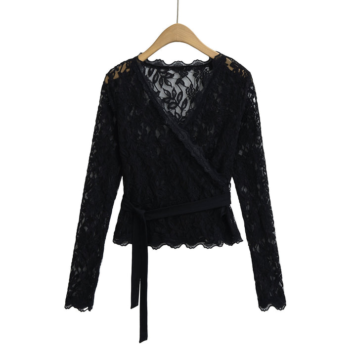 Dame spidsbluse med elegant indpakningsdesign og fine detaljer Stilla