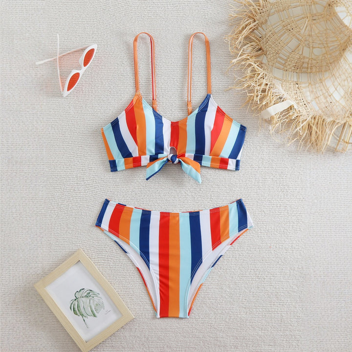 Damer Bikini-sæt med moderigtigt knude-front design og farverigt stribemønster Stilla