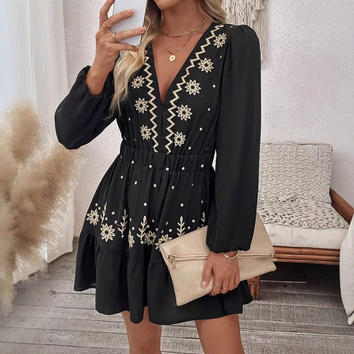 Dame sommerkjole med floral broderi og tætsiddende pasform Stilla