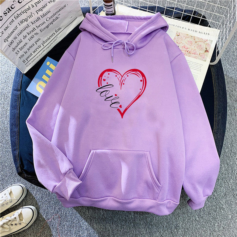 Kvinders hoodie med kreativ hjerteprint og blød indvendig foring Skovae
