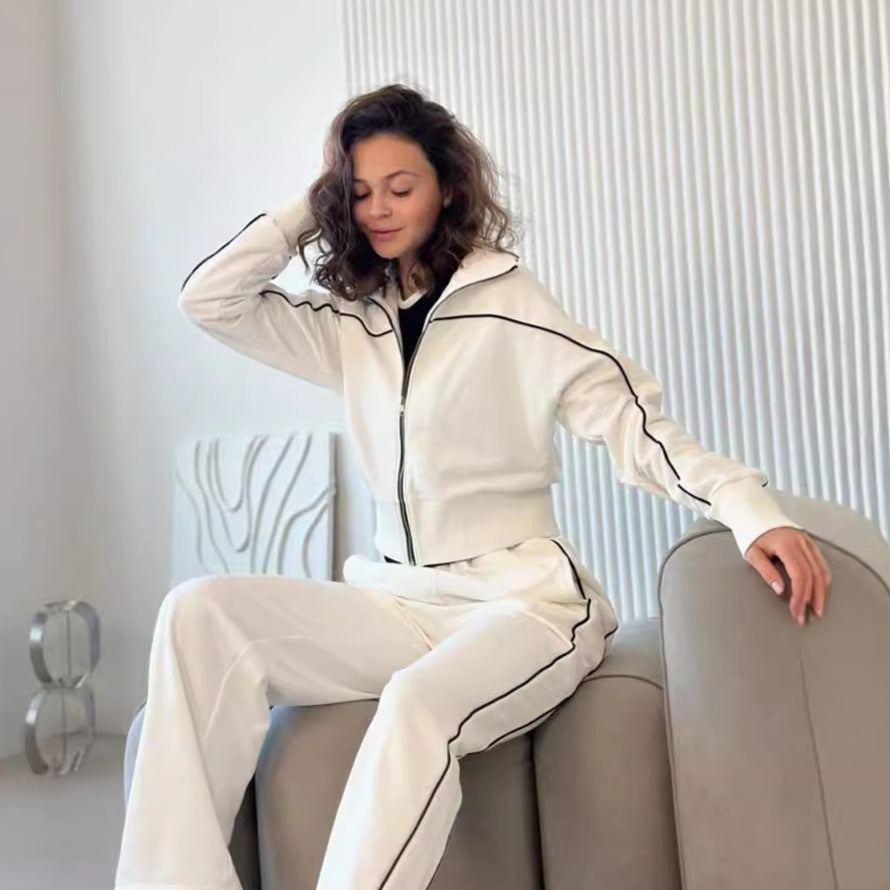 Kvinders sporty to-delt i et afslappet look med en stilfuld højtstående krave og praktiske lommer Skovae