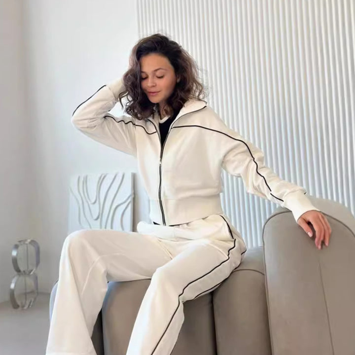 Kvinders sporty to-delt i et afslappet look med en stilfuld højtstående krave og praktiske lommer Skovae