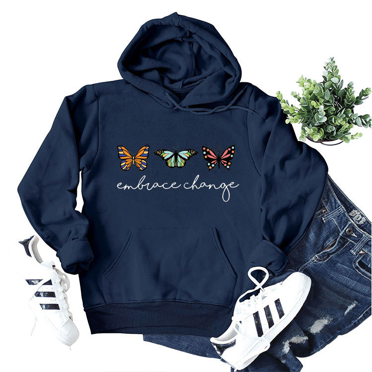 Dame hoodie med inspirerende sommerfuglemotiv og motiverende budskab Stilla