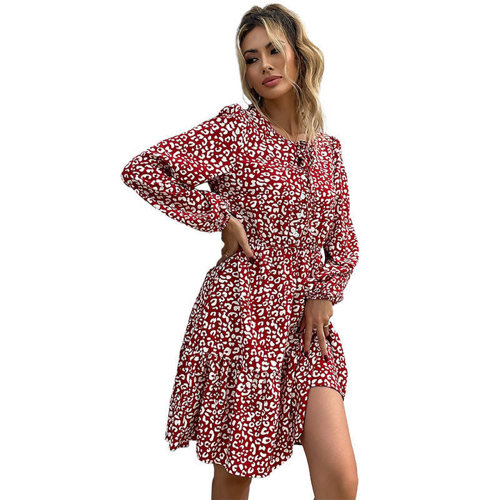 Dame Midikjole med Floral Dyreprint og Elegant Knapliste Skovae