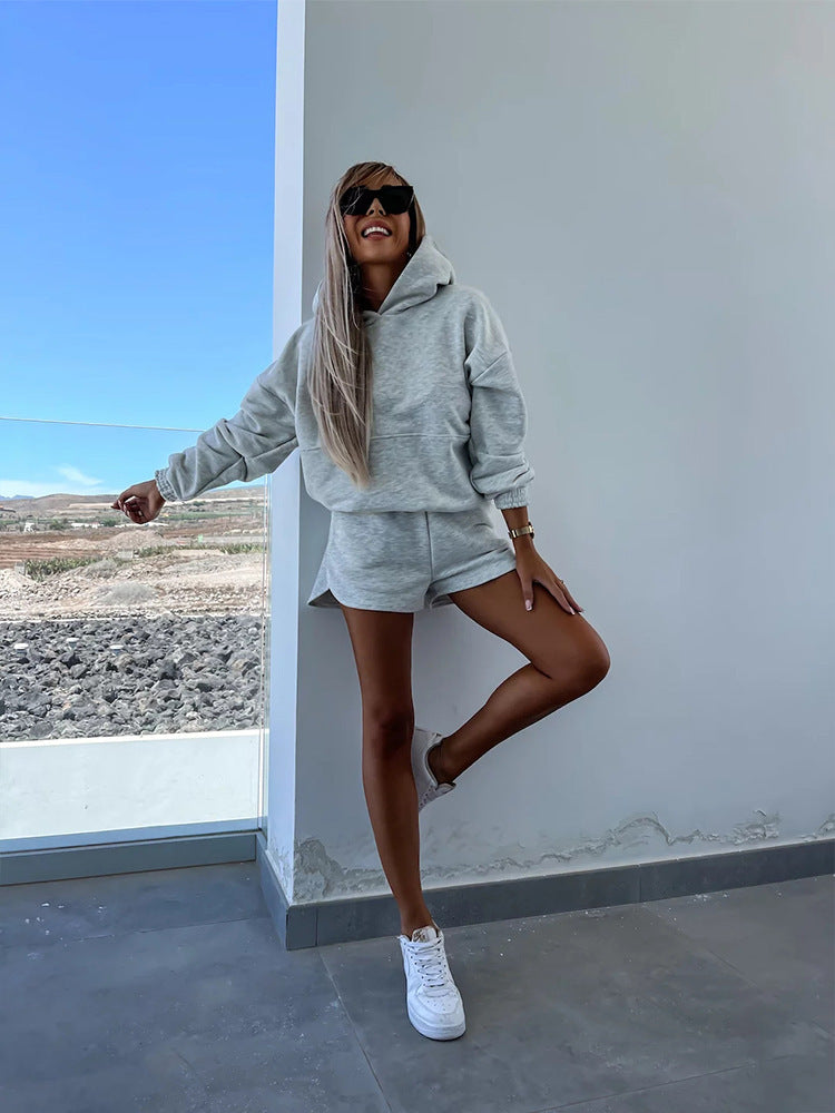 Kvinders casual hættetrøje og korte shorts i minimalistisk design Skovae