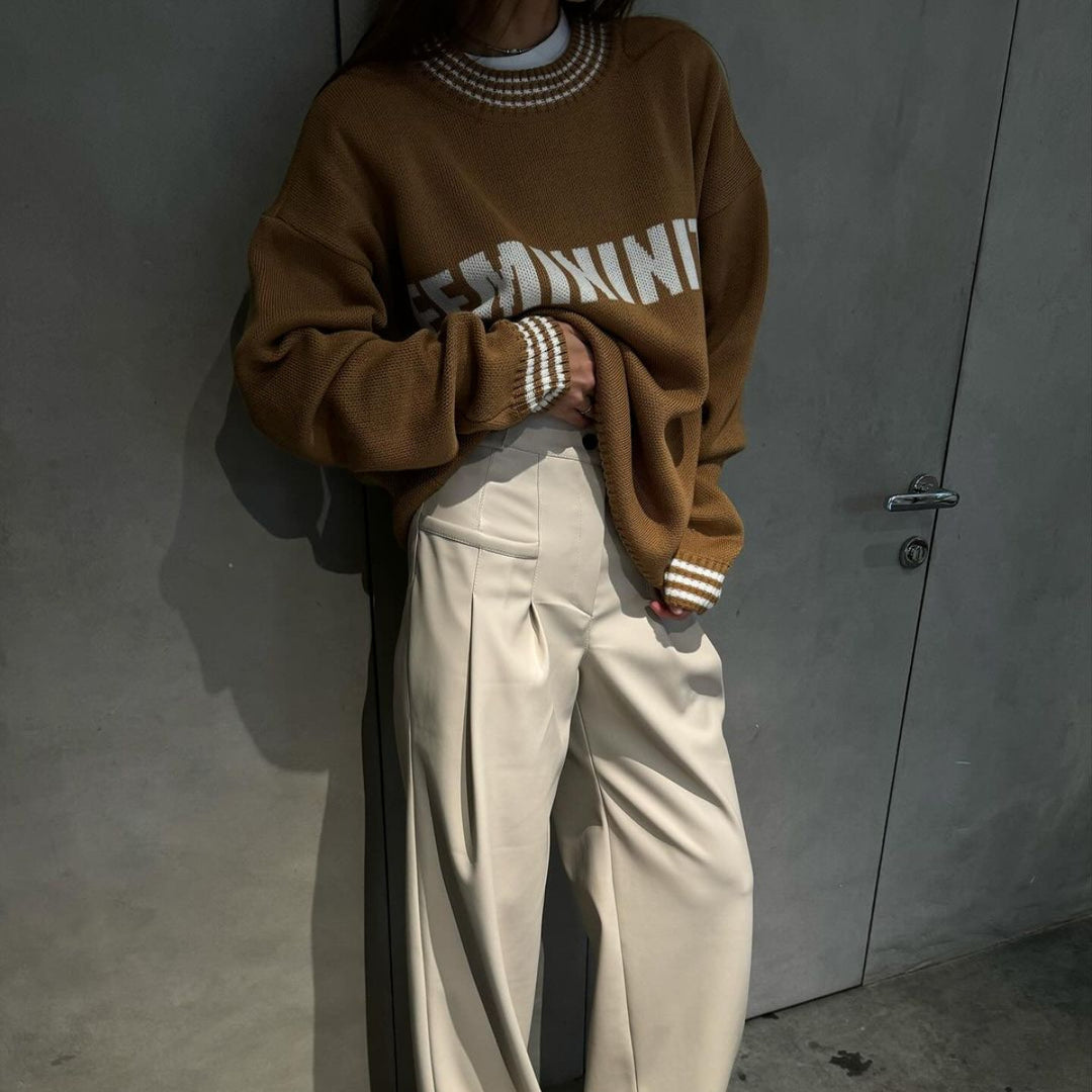 Kvinders afslappede sweatshirt med stilfuld lettering og stribede manchetter