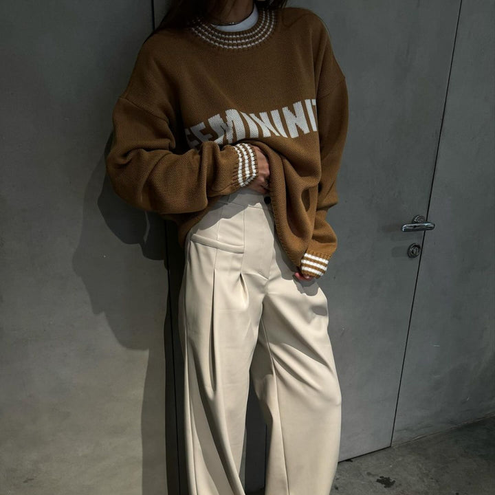 Kvinders afslappede sweatshirt med stilfuld lettering og stribede manchetter