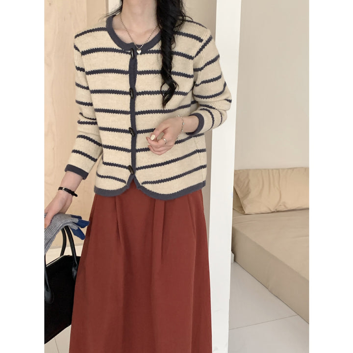 Dame cardigan med stribet design og elegante knapdetaljer Stilla
