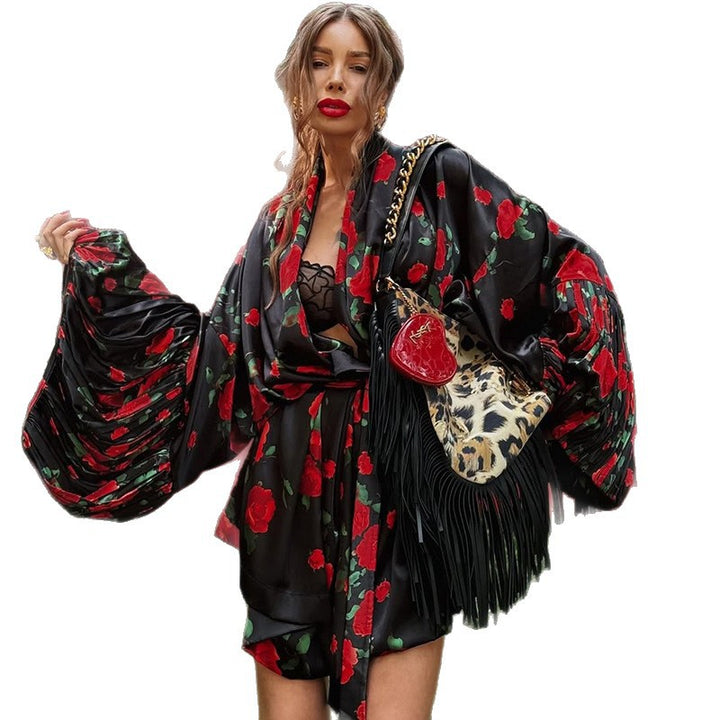 Dame Kimono-jakke med volumøse ærmer og floralt design Stilla