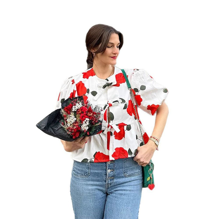 Damebluse med blomsterprint og knudedetalje Stilla