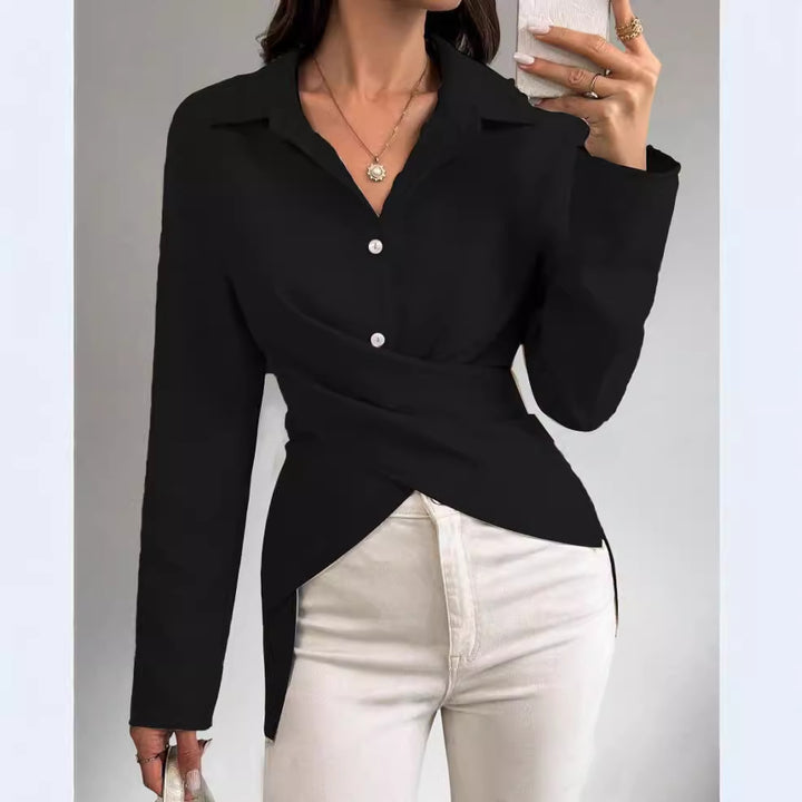 Dame indpakningsbluse med elegante knapdetaljer og fint struktureret stof Stilla
